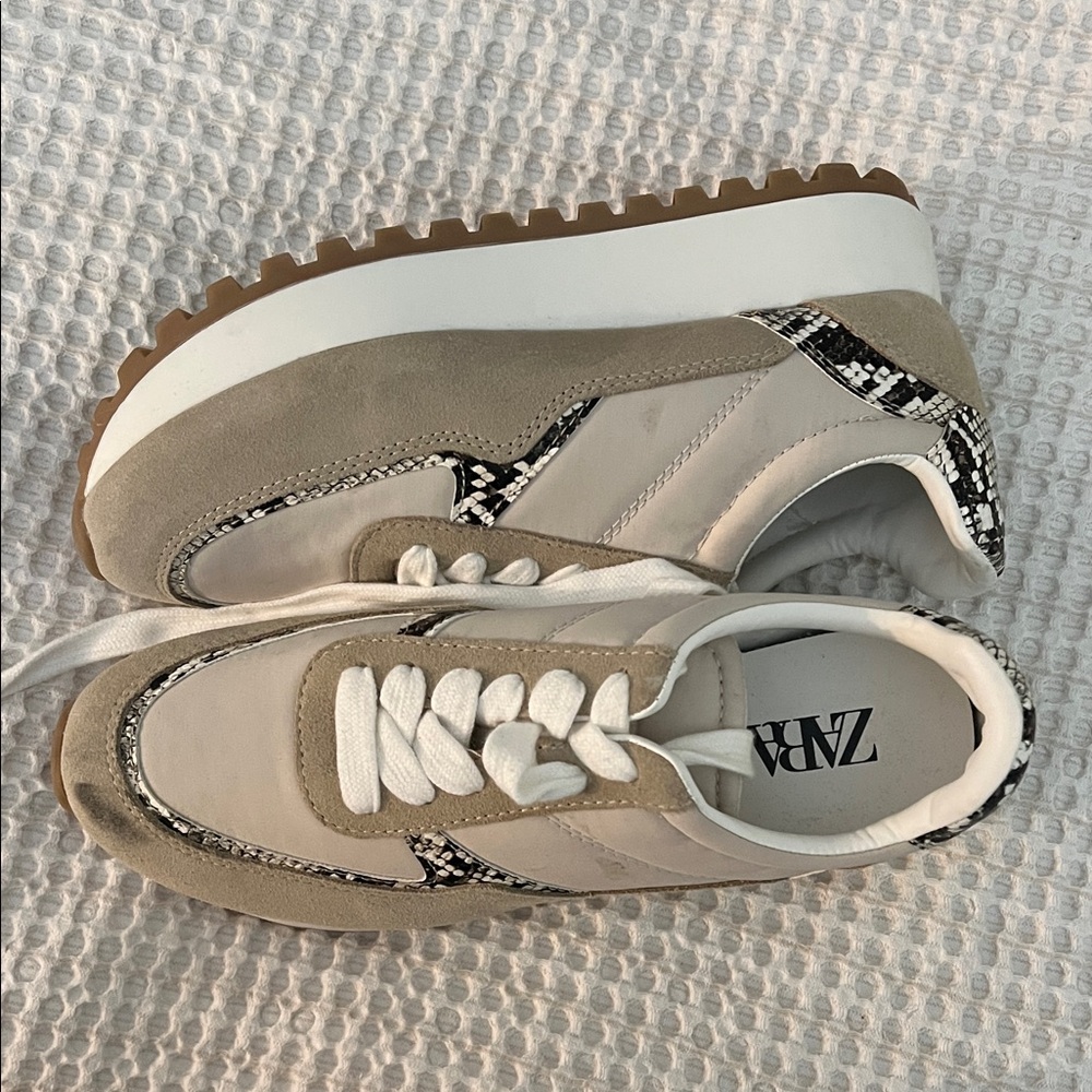 Zara Women's Beige and White Casual Sneakers